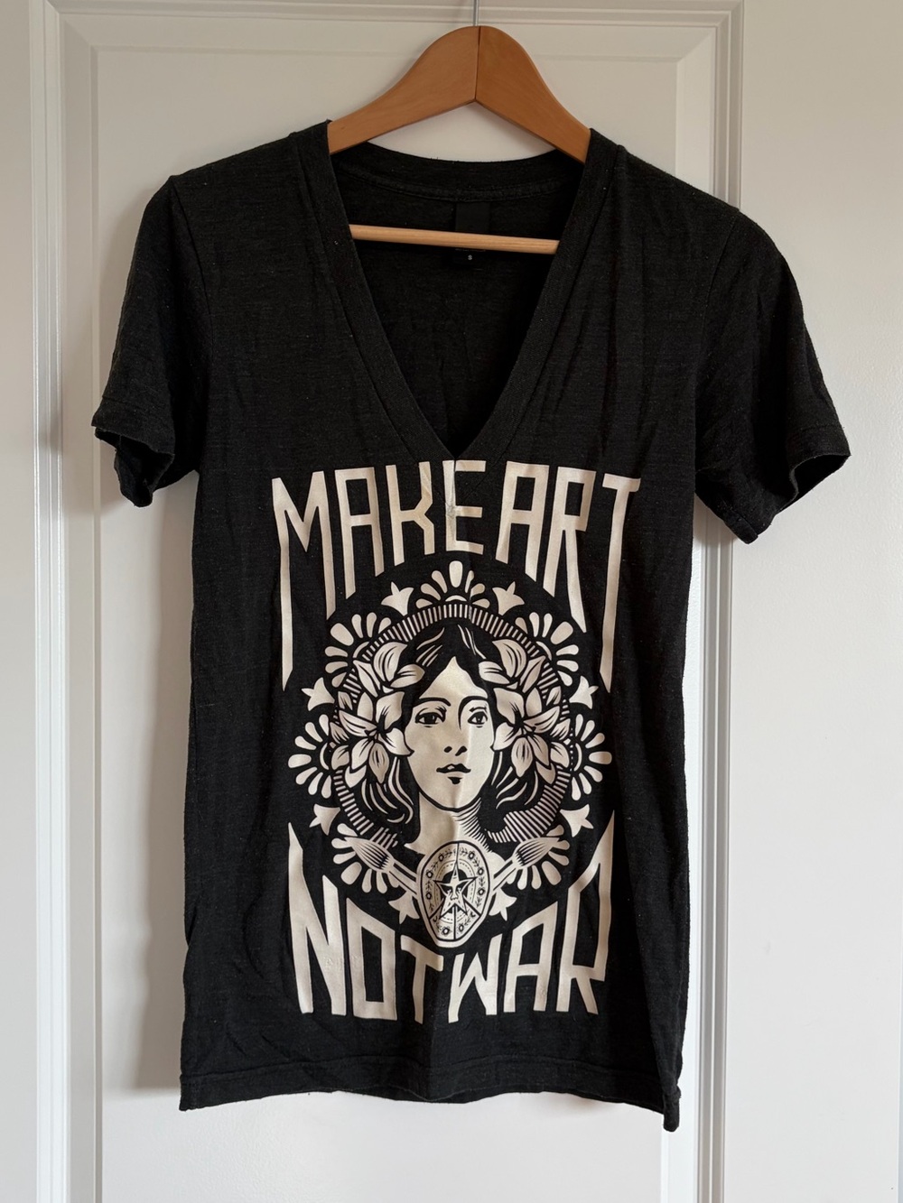 Obey Vintage glow in the dark tee / MAKE ART NOT WAR Graphic